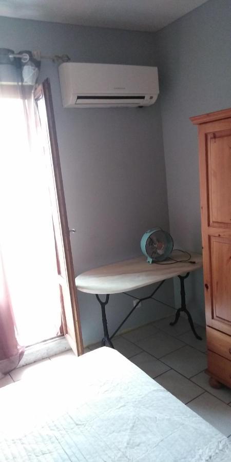 Chambre Chez L'Habitant Tourbes Exteriér fotografie